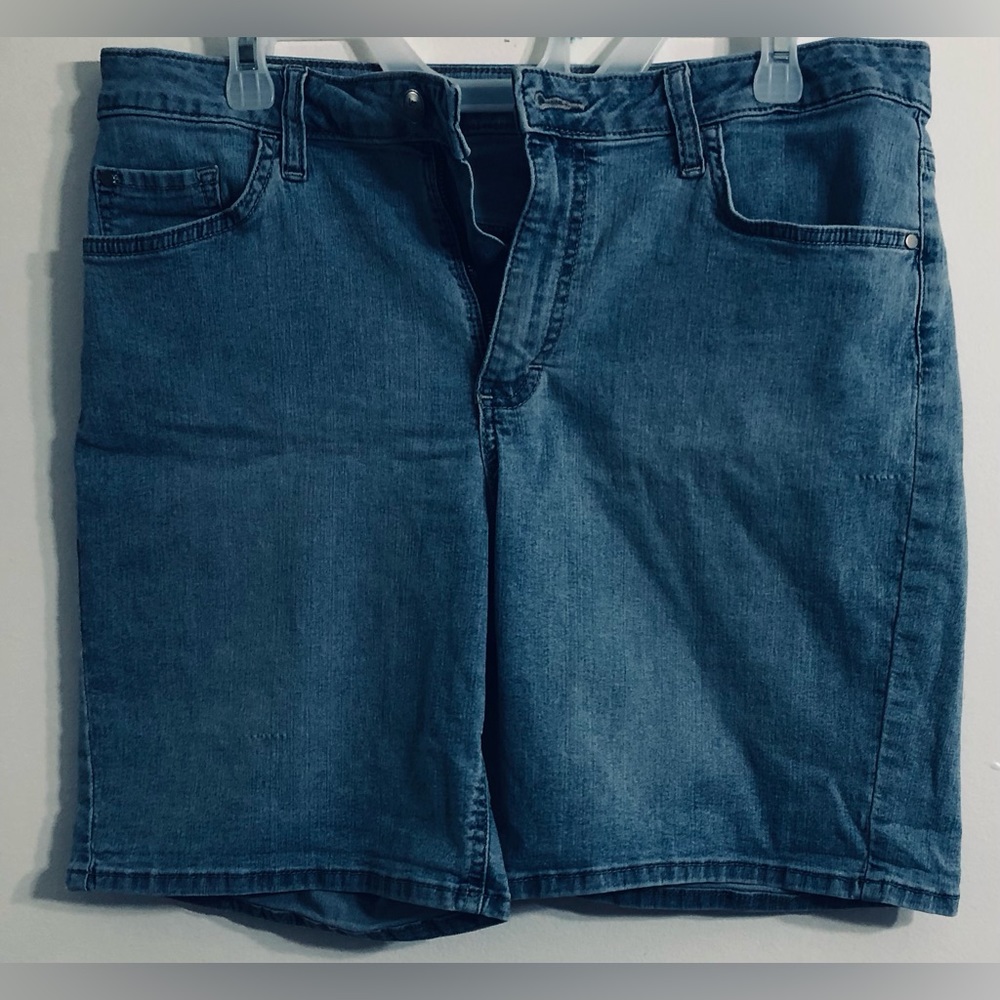 Lee Women’s Rider jean mid-rise Shorts  five pockets  front zipper. 14M